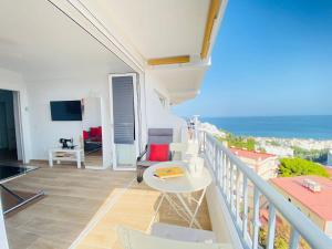 balkon ze stołem i widokiem na ocean w obiekcie Luminoso ático con vistas al mar en Torremolinos w mieście Torremolinos