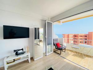 Televízia a/alebo spoločenská miestnosť v ubytovaní Luminoso ático con vistas al mar en Torremolinos