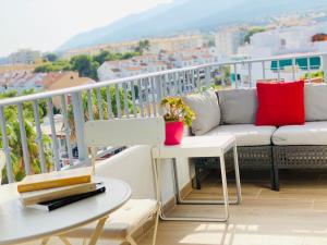 Balkon lub taras w obiekcie Luminoso ático con vistas al mar en Torremolinos