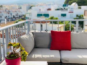 Balkon lub taras w obiekcie Luminoso ático con vistas al mar en Torremolinos