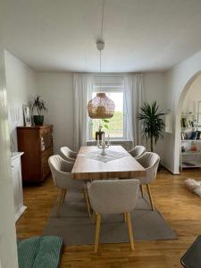 a living room with a dining table and chairs at Emil Hemma in Järnforsen