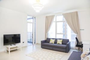 TV a/nebo společenská místnost v ubytování The Bridges Abu Dhabi Holiday Homes 6