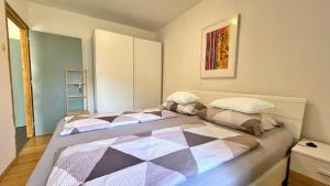 two beds sitting next to each other in a bedroom at Apartments Gorisek in Šilo