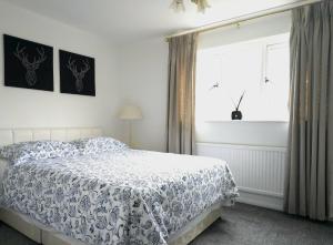 ShenfieldBeautiful En-Suite in Hutton, Brentwood的带床和窗户的卧室