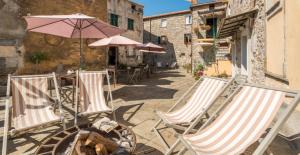 日科德尔格尔福迪艾斯Corte Paganini Casa Vacanze的露台上的两把椅子和一把遮阳伞