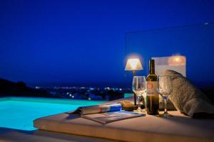 Bazén v ubytování Maeva Suites Santorini nebo v jeho okolí