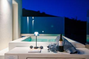 Bazén v ubytování Maeva Suites Santorini nebo v jeho okolí