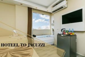 Letto o letti in una camera di PYRAMIDS guest house