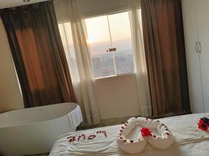 Letto o letti in una camera di PYRAMIDS guest house