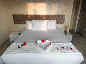 Letto o letti in una camera di PYRAMIDS guest house