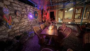 Restaurace v ubytování Grham Hostel & Cafe Kasol, Katagla