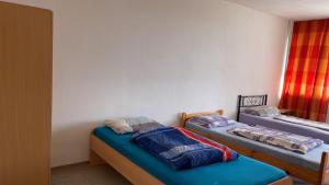 two twin beds in a room with a window at 3-Zimmer Apartment für Monteure in Hannover Mühlenberg in Hannover