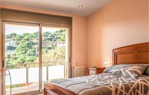 A bed or beds in a room at Lovely Home In Sant Cebrià De Vallalta