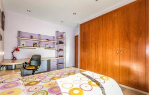 A bed or beds in a room at Lovely Home In Sant Cebrià De Vallalta