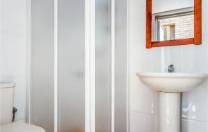 A bathroom at Lovely Home In Sant Cebrià De Vallalta