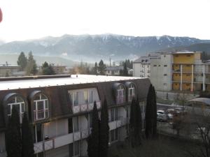 Blick auf ein Gebäude mit Bergen im Hintergrund in der Unterkunft Holiday Apartments Warmbad in Villach