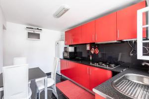 Η κουζίνα ή μικρή κουζίνα στο Moniz Ocean Escape BBQ Near Porto Moniz Pools +4 φωτογραφίες