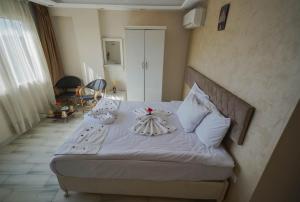 Letto o letti in una camera di PYRAMIDS guest house