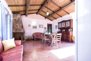 ein Wohnzimmer mit Tisch und Stühlen in der Unterkunft Stazzu Martina in Trinità dʼAgultu + 70 Fotos