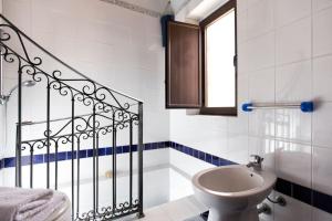 ein Badezimmer mit Waschbecken und Toilette in der Unterkunft Stazzu Martina in Trinità dʼAgultu