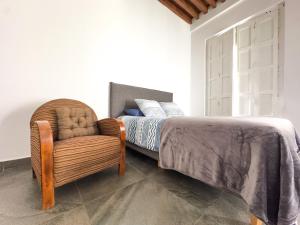 Postel nebo postele na pokoji v ubytování Historic Suites 22