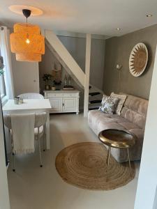 滨海卡特韦克Piet's Beachhouse的客厅里有一张沙发和一张桌子。