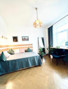 una camera da letto con un letto grande e una finestra di Apartment on Skorykovskyi Lane 4 a Dnipro Altre 25 foto