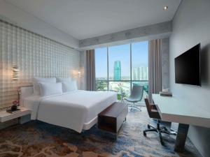 Voodi või voodid majutusasutuse Pullman Jakarta Central Park toas