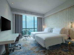 Voodi või voodid majutusasutuse Pullman Jakarta Central Park toas