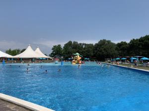 Πισίνα στο ή κοντά στο Holiday Home Lake Bungalow by Interhome