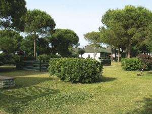 Κήπος έξω από το Holiday Home Lake Bungalow by Interhome
