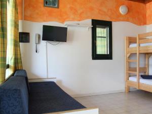 Μια τηλεόραση ή/και κέντρο ψυχαγωγίας στο Holiday Home Lake Bungalow by Interhome +51 φωτογραφίες