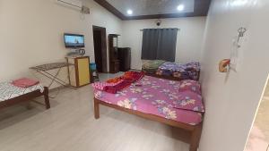 una sala de estar con una cama y un sofá en The Royal Ascot Holiday Home, en Alibaug