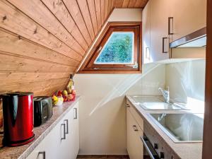 Kuchyň nebo kuchyňský kout v ubytování Holiday Home Riedblick II by Interhome