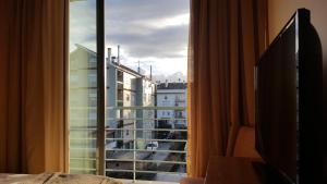 Uma TV ou centro de entretenimento em Hotel Jose Alberto