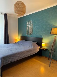 Ένα ή περισσότερα κρεβάτια σε δωμάτιο στο Les 6 Cordiers au coeur de ville