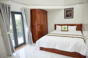 a bedroom with a bed and a large window at Kiều Tiên Hotel Long Thành in Long Thành +66 photos