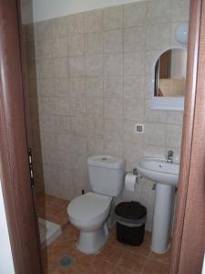 une salle de bain avec toilettes et lavabo dans l'établissement Clad Studios, à Laganas