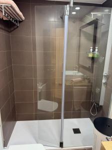 a bathroom with a glass shower with a toilet at Estudio centrico de lujo in Vigo