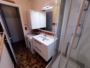 a bathroom with a white sink and a shower at Appartement cosy, proche pistes et centre, 3 pièces, 6 pers, cheminée, balcon, parking - FR-1-437-53 in La Clusaz +9 photos
