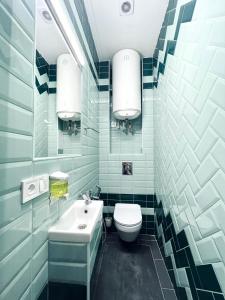 un bagno con un water bianco e un lavandino di Apartment on Skorykovskyi Lane 4 a Dnipro