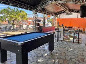 un tavolo da biliardo nel patio con di Recanto das Carpas a Ilhabela