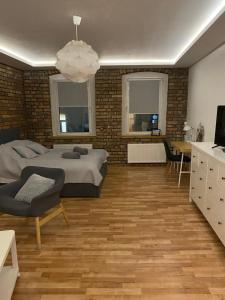 Televízia a/alebo spoločenská miestnosť v ubytovaní Apartament Pogodny