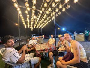 Oaspeți care stau la Basil Hostel