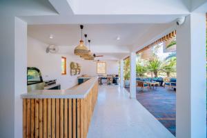 パジェにあるAuthentik Staysのリビングルームが見えるオープンキッチンとダイニングルーム