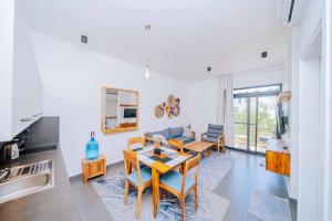 パジェにあるAuthentik Staysのテーブルとソファのあるリビングルーム