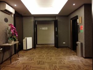 依斯干達公主城的住宿－D雅酒店，客房设有带木地板和门的走廊