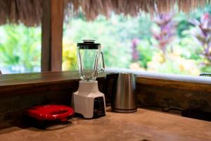 Příslušenství pro přípravu čaje a kávy v ubytování Canto Tayrona Ecolodges