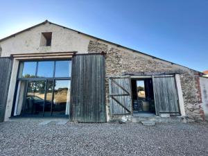 シャトー・ドロンヌにあるLa Grande Furetièreの古いレンガ造りの建物(窓とドア付)