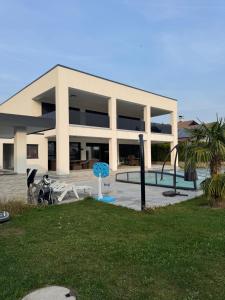 Bazén v ubytování Paradies Villa nebo v jeho okolí